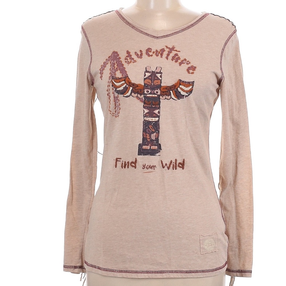 Double d ranch Adventure long sleeve fringe top
Find your wild totem Rtl $225 M